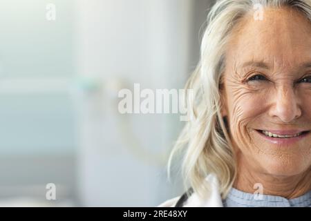Ritratto di felice anziano medico femminile caucasico in ospedale, copia spazio Foto Stock