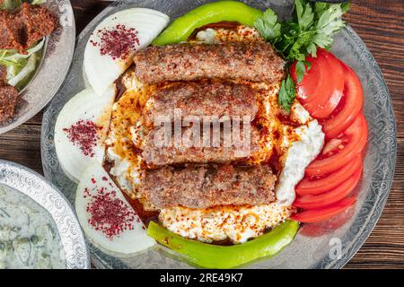 Cucina turca, yogurt, Kebab. Kebab di yogurt turco preparato con kebab di adana. Foto Stock