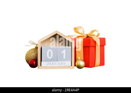 1 gennaio. Composizione natalizia su sfondo colorato con un calendario in legno, con una scatola regalo, giocattoli, spazio copia capiente. Foto Stock