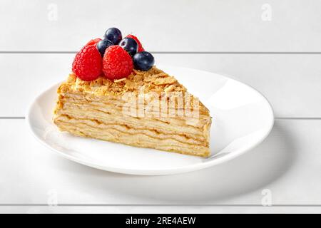 Torta di mille feuille con crema pasticcera al burro e frutti di bosco freschi Foto Stock