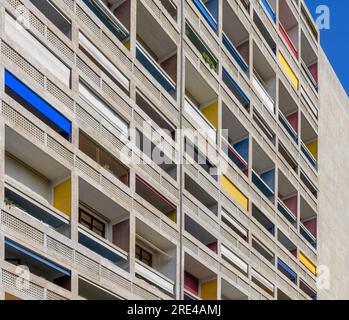 Un edificio classico del XX secolo. Unité d'Habitation di le Corbusier a Marsiglia. L'edificio è anche conosciuto come Cité radieuse le Corbusier. Foto Stock