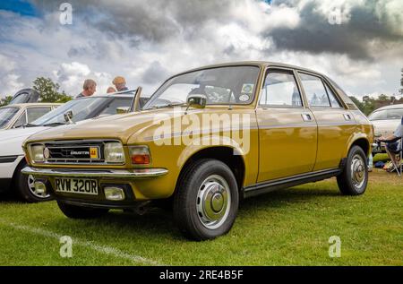 Una berlina Austin Allegro 1300SDL color oro del 1976 esposta in una mostra d'auto d'epoca a Storrington, West Sussex, Regno Unito. Foto Stock
