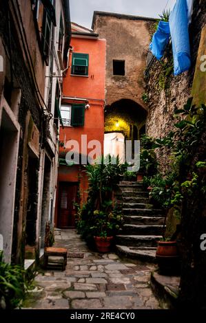 Stretto passaggio ad arco a botte nel villaggio delle cinque Terre di Vernazza nelle cinque Terre. Foto Stock