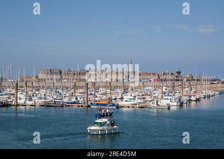 Blick Ÿber den Jachthafen Bas-Sablons, der mit Sportbooten gefŸllt ist, auf die alte Stadtmauer von St-Malo, Bretagne, Frankreich. Der Turm gehšrt zur Foto Stock