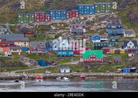 Case colorate di Qaqortoq in Groenlandia a luglio Foto Stock