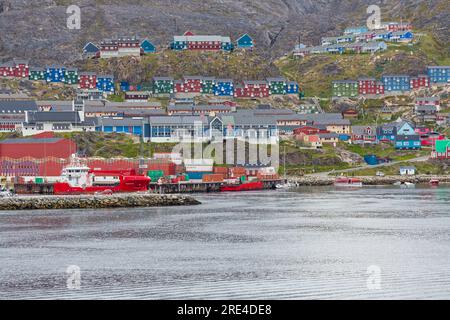 Case colorate di Qaqortoq in Groenlandia a luglio Foto Stock