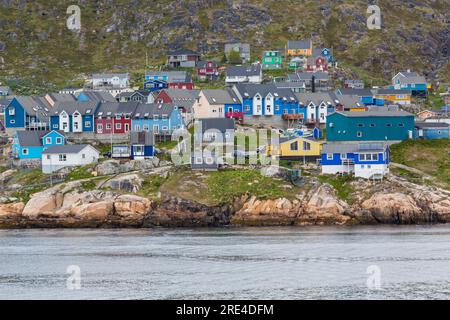 Case colorate di Qaqortoq in Groenlandia a luglio Foto Stock