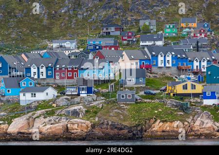 Case colorate di Qaqortoq in Groenlandia a luglio Foto Stock