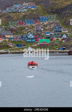 Traghetti passeggeri tra la nave da crociera Hurtigruten e Qaqortoq in Groenlandia a luglio Foto Stock