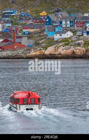 Traghetti passeggeri tra la nave da crociera Hurtigruten e Qaqortoq in Groenlandia a luglio Foto Stock