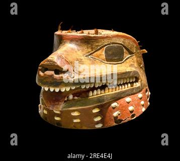 Casco con una rappresentazione intagliata di una testa di lupi, in legno, conchiglia e pelo di cavallo. Indiani Tlingit, costa nordoccidentale del Nord America. xviii sec. Foto Stock
