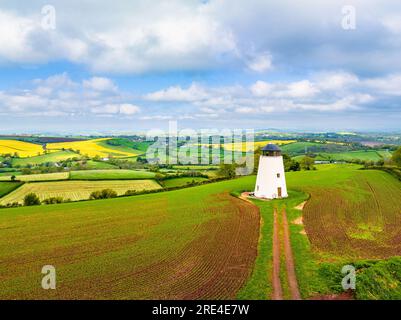 Mulino a vento Devon su campi e fattorie di un drone, Torquay, Devon, Inghilterra Foto Stock