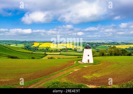 Mulino a vento Devon su campi e fattorie di un drone, Torquay, Devon, Inghilterra Foto Stock