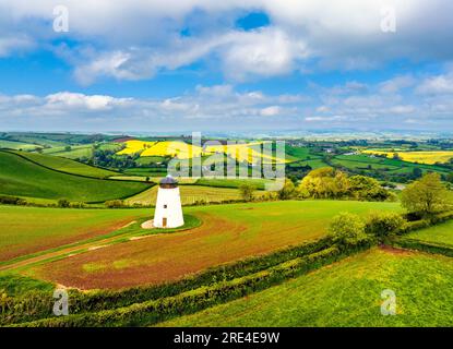 Mulino a vento Devon su campi e fattorie di un drone, Torquay, Devon, Inghilterra Foto Stock