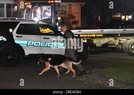 Un cane della polizia K-9 assiste nella ricerca dei ladri di veicoli. I ladri di auto si trovavano nell'area di Ehret Street e Lawrence Drive a Paramus, New Jersey. Intorno alle 23:45, lunedì sera, la polizia Paramus stava esplorando la zona per due maschi di circa 140 kg, vestiti di nero. I ladri di auto si sono schiantati contro un veicolo rubato nell'area di Ehret Street. Le autorità hanno ricevuto assistenza dall'unità K9 dell'ufficio dello sceriffo della contea di Bergen. La ricerca è proseguita fino alle ore del mattino di martedì. (Foto di Kyle Mazza / SOPA Images/Sipa USA) Foto Stock