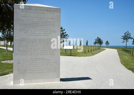 Tavolette informative in pietra bianca all'ingresso del British Normandy Memorial. Foto Stock