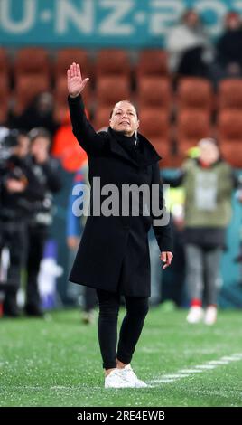 Hamilton, nuova Zelanda. 25 luglio 2023. Allenatore della Svizzera Inka Grings gestures durante la partita del gruppo A tra Svizzera e Norvegia alla Coppa del mondo femminile 2023 a Hamilton, nuova Zelanda, 25 luglio 2023. Crediti: Qin Lang/Xinhua/Alamy Live News Foto Stock