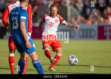 18 luglio 2023, Bayern, Rottach-Egern: Fußball: Testspiele, FC Rottach-Egern - FC Bayern München: Bayerns Joshua Kimmich (r) in azione. Foto: David Inderlied/dpa Foto Stock