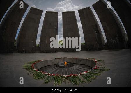 Ampia immagine di angelo del rispettato e importante complesso memoriale del genocidio armeno di Tsitsernakaberd Foto Stock
