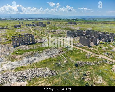 Vista droni dei resti di edifici distrutti dal terremoto del 7 dicembre 1988 nella città di Gyumri in Armenia Foto Stock