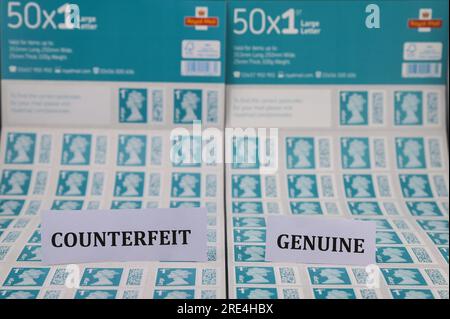 Inghilterra, 25 luglio 2023: Confronto: Francobolli a sinistra, contraffatti, a destra, francobolli per la Royal mail originali - i francobolli contraffatti con codice a barre della Royal mail sono in vendita su eBay a una frazione del prezzo originale. I fogli di 50 francobolli sono in vendita a partire da 15 sterline (GBP) e, per un occhio insospettabile, sembrano reali. Tuttavia, sotto la luce UV, si possono notare piccole differenze. Credito: Stop Press Media/Alamy Live News Foto Stock