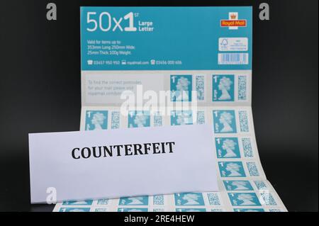 Inghilterra, 25 luglio 2023: Un foglio di 50 francobolli contraffatti Royal mail 1st Class Large Letter Barcoded. - I francobolli contraffatti con codice a barre della Royal mail sono in vendita su eBay ad una frazione del prezzo reale. I fogli di 50 francobolli sono in vendita a partire da 15 sterline (GBP) e, per un occhio insospettabile, sembrano reali. Tuttavia, sotto la luce UV, si possono notare piccole differenze. Credito: Stop Press Media/Alamy Live News Foto Stock