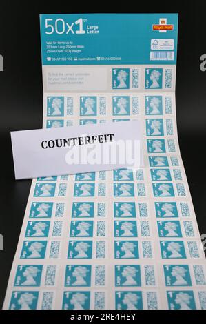 Inghilterra, 25 luglio 2023: Un foglio di 50 francobolli contraffatti Royal mail 1st Class Large Letter Barcoded. - I francobolli contraffatti con codice a barre della Royal mail sono in vendita su eBay ad una frazione del prezzo reale. I fogli di 50 francobolli sono in vendita a partire da 15 sterline (GBP) e, per un occhio insospettabile, sembrano reali. Tuttavia, sotto la luce UV, si possono notare piccole differenze. Credito: Stop Press Media/Alamy Live News Foto Stock