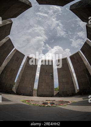 Ampia immagine di angelo del rispettato e importante complesso memoriale del genocidio armeno di Tsitsernakaberd Foto Stock
