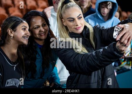 Hamilton, Hamilton, nuova Zelanda. 25 luglio 2023. ALISHA LEHMANN #23 fa un selfie con i tifosi dopo la partita del gruppo A della Coppa del mondo FIFA WomenÃs 2023 contro la Norvegia al Waikato Stadium di Hamilton, nuova Zelanda. Il punteggio si concluse in un pareggio Svizzera 0: Norvegia 0. (Immagine di credito: © Ira L. Black/ZUMA Press Wire) SOLO USO EDITORIALE! Non per USO commerciale! Crediti: ZUMA Press, Inc./Alamy Live News Foto Stock