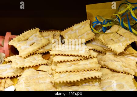 Dolci tipici italiani del carnevale composti da pasta lievitata fritta e zucchero Foto Stock