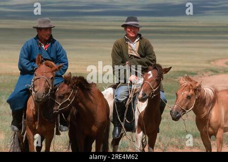 Monte Altai, cavalieri mongoli, deserto del Gobi, Mongolia Foto Stock