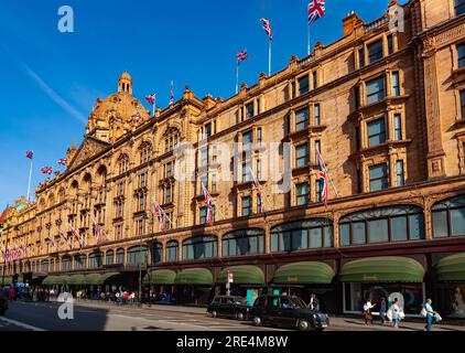 Londra, Regno Unito - 5 maggio 2011: Grandi magazzini Harrods. Famoso complesso commerciale di lusso in mattoni rossi su Brompton Road. Foto Stock