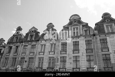 Facciate delle vecchie case fiamminghe ad Arras, Francia Foto Stock