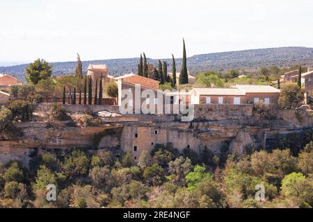 Edifici, fortificazioni e alberi a Gordes, Provenza, Francia Foto Stock