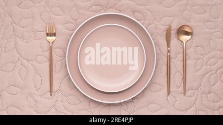 Posate dorate su un tavolo bianco Foto stock - Alamy