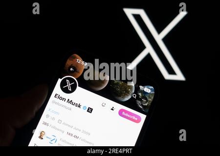 Edimburgo, Scozia, Regno Unito. 25 luglio 2023. Un'illustrazione fotografica che mostra la pagina X di Elon Musk contro il logo del nuovo Twitter che è stato rinominato X dal proprietario Elon Musk. Iain Masterton/Alamy Live News Foto Stock