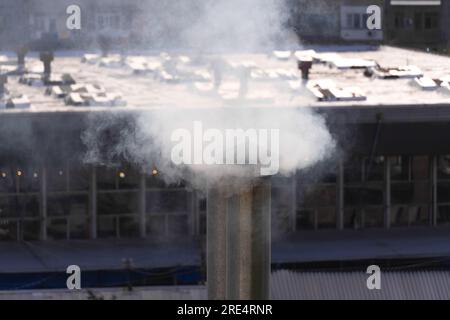 Primo piano dei tubi di stagno da fumo sullo sfondo di locali industriali, case Foto Stock