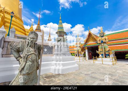 Gigante nel tempio di Wat Phra Kaew, Bangkok, Thailandia, con cielo blu Foto Stock