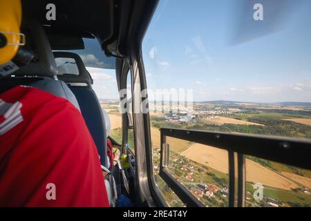 Team di Emergency Medical Service a bordo di un elicottero. Squadra di soccorso che risponde a una chiamata urgente di aiuto Foto Stock