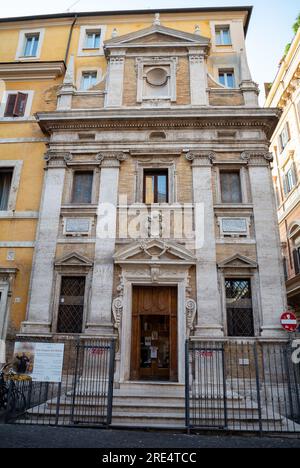 Roma, Lazio, Italia, la facciata della Chiesa di nostra Signora in Trivio, in italiano; Chiesa Santa Maria in Trivio con architettura gotica. Foto Stock