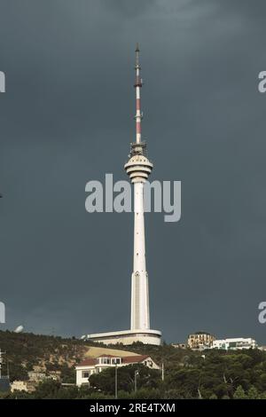 Baku, Azerbaigian - 28 giugno 2023: La maestosa torre della televisione che si erge alta sotto un cielo mattutino pieno di nuvole. Foto Stock