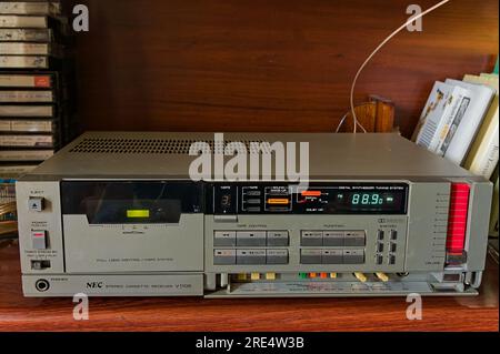 Ricevitore cassette stereo NEC V11OE dagli auricolari 1980s Foto Stock