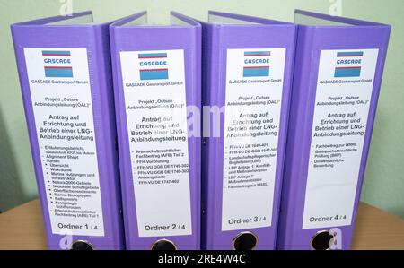 25 luglio 2023, Meclemburgo-Pomerania occidentale, Stralsund: I fascicoli relativi alla procedura di partecipazione pubblica per il nuovo gasdotto di connessione sono presso l'ufficio minerario di Stralsund. I piani ora pubblicati riguardano la seconda sezione del lago, lunga circa 24 chilometri, da Mukran all'altezza di Göhren ad est dell'isola di Rügen. Su iniziativa del governo tedesco, due navi speciali per lo sbarco di GNL devono essere di stanza nel porto di Mukran, a nord di Rügen. A tal fine, un gasdotto di collegamento lungo circa 50 chilometri dovrebbe essere costruito da Mukran al centro del gas di Lubmin, in Germania Foto Stock