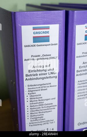 25 luglio 2023, Meclemburgo-Pomerania occidentale, Stralsund: I fascicoli relativi alla procedura di partecipazione pubblica per il nuovo gasdotto di connessione sono presso l'ufficio minerario di Stralsund. I piani ora pubblicati riguardano la seconda sezione del lago, lunga circa 24 chilometri, da Mukran all'altezza di Göhren ad est dell'isola di Rügen. Su iniziativa del governo tedesco, due navi speciali per lo sbarco di GNL devono essere di stanza nel porto di Mukran, a nord di Rügen. A tal fine, un gasdotto di collegamento lungo circa 50 chilometri dovrebbe essere costruito da Mukran al centro del gas di Lubmin, in Germania Foto Stock