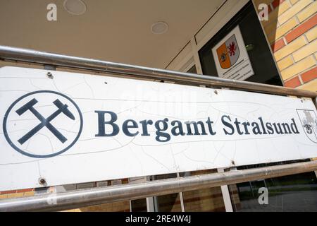 25 luglio 2023, Meclemburgo-Pomerania occidentale, Stralsund: Un cartello si trova di fronte all'ufficio minerario di Stralsund. Fascicoli relativi alla procedura di partecipazione pubblica per il nuovo stand della conduttura di connessione nell'ufficio minerario di Stralsund. I piani ora pubblicati riguardano la seconda sezione del lago, lunga circa 24 chilometri, da Mukran all'altezza di Göhren ad est dell'isola di Rügen. Su iniziativa del governo tedesco, due navi speciali per lo sbarco di GNL devono essere di stanza nel porto di Mukran, a nord di Rügen. A tal fine, un gasdotto di collegamento lungo circa 50 chilometri deve essere b Foto Stock