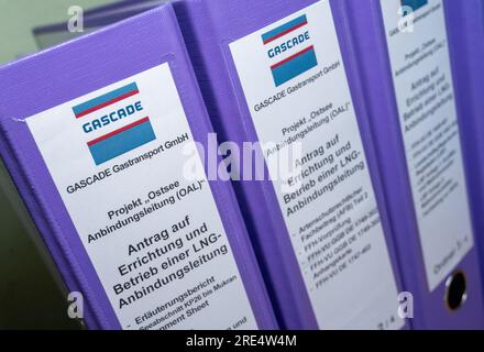 25 luglio 2023, Meclemburgo-Pomerania occidentale, Stralsund: I fascicoli relativi alla procedura di partecipazione pubblica per il nuovo gasdotto di connessione sono presso l'ufficio minerario di Stralsund. I piani ora pubblicati riguardano la seconda sezione del lago, lunga circa 24 chilometri, da Mukran all'altezza di Göhren ad est dell'isola di Rügen. Su iniziativa del governo tedesco, due navi speciali per lo sbarco di GNL devono essere di stanza nel porto di Mukran, a nord di Rügen. A tal fine, un gasdotto di collegamento lungo circa 50 chilometri dovrebbe essere costruito da Mukran al centro del gas di Lubmin, in Germania Foto Stock