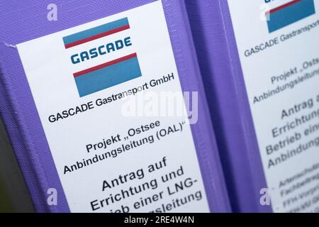 25 luglio 2023, Meclemburgo-Pomerania occidentale, Stralsund: I fascicoli relativi alla procedura di partecipazione pubblica per il nuovo gasdotto di connessione sono presso l'ufficio minerario di Stralsund. I piani ora pubblicati riguardano la seconda sezione del lago, lunga circa 24 chilometri, da Mukran all'altezza di Göhren ad est dell'isola di Rügen. Su iniziativa del governo tedesco, due navi speciali per lo sbarco di GNL devono essere di stanza nel porto di Mukran, a nord di Rügen. A tal fine, un gasdotto di collegamento lungo circa 50 chilometri dovrebbe essere costruito da Mukran al centro del gas di Lubmin, in Germania Foto Stock