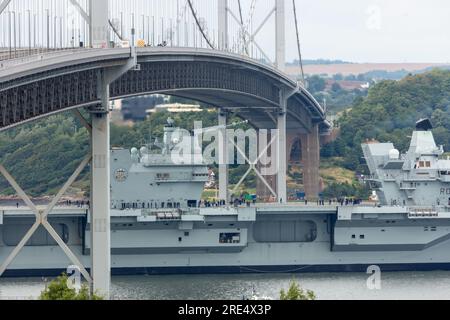 South Queensferry, Scozia. 25 luglio 2023. HMS Prince of Wales che lascia il porto di Rosyth e naviga sotto il Forth Road Bridge. © Richard Newton / Alamy Live News Foto Stock