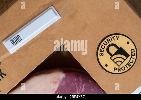 Adesivo con etichetta di sicurezza protetta e chip di sicurezza sulla confezione di bistecca di manzo aberdeen angus di M&S. Foto Stock