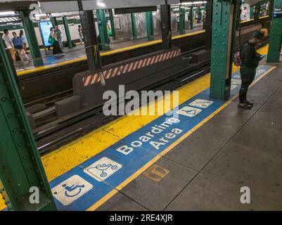 Adesivi che designano l'area di imbarco accessibile nella stazione West 4th Street della metropolitana di New York sabato 22 luglio 2023. (© Richard B. Levine) Foto Stock